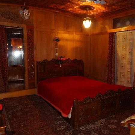 فندق Houseboat Moon Of Kashmir Srīnagar الغرفة الصورة