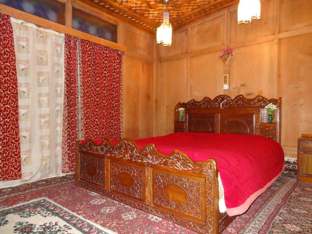 فندق Houseboat Moon Of Kashmir Srīnagar الغرفة الصورة