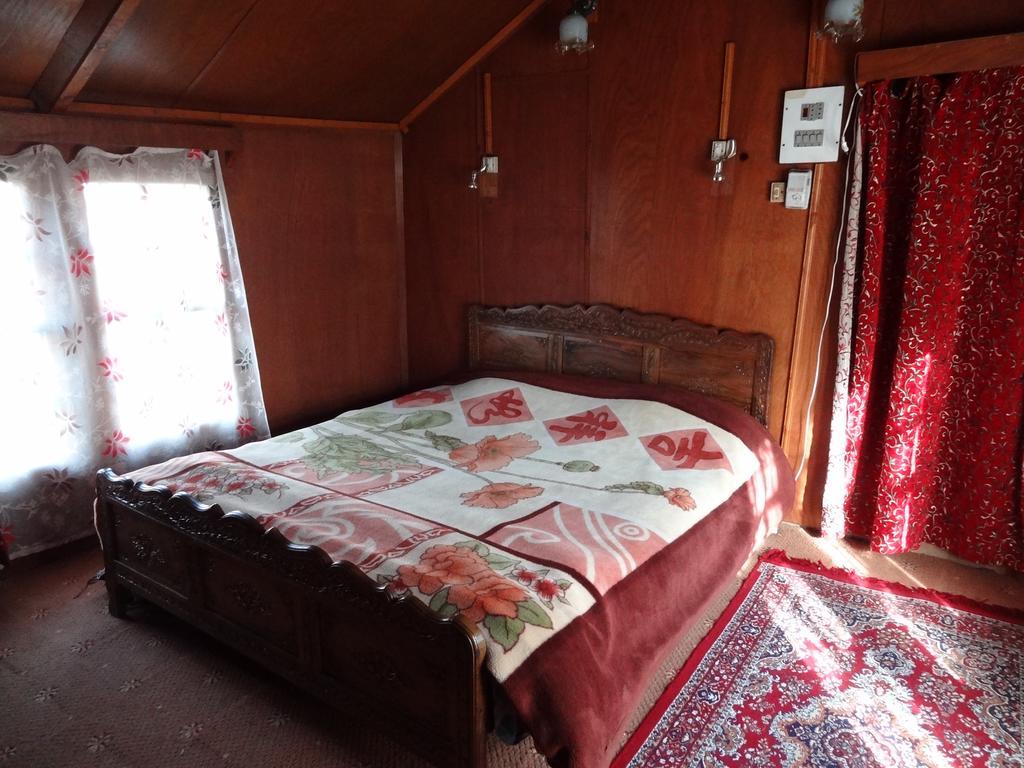 فندق Houseboat Moon Of Kashmir Srīnagar الغرفة الصورة